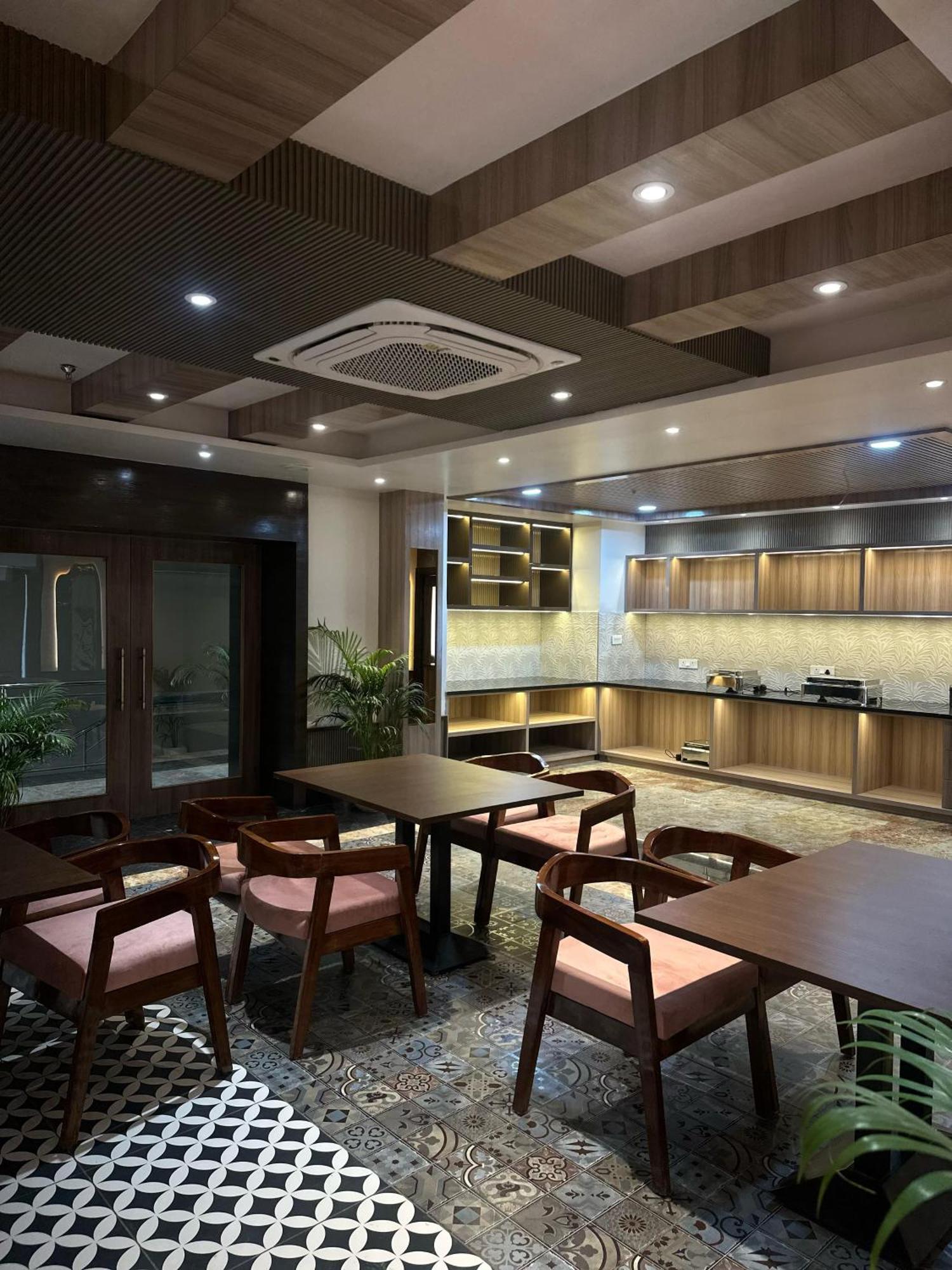 Hotel Sainik Grand Varanasi